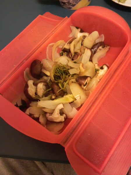 シイタケと玉ねぎの鶏がら蒸し