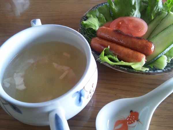 キャベツとベーコンのスープ