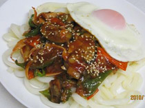 麻婆野菜うどん・目玉焼きをのせて
