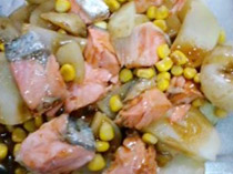 鮭とじゃがいもの青椒肉絲炒め