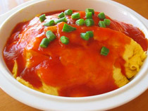 オムライスの干焼蝦仁ソースがけ